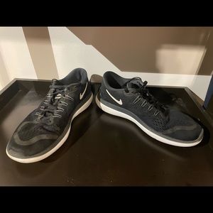 Black Nike Free Runs